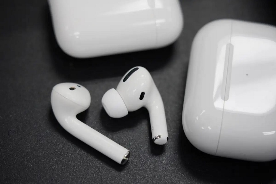 Tai nghe AirPods hết pin mỗi bên không đều 1
