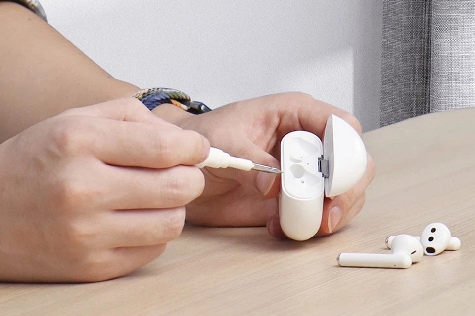 Tai nghe AirPods hết pin mỗi bên không đều 2