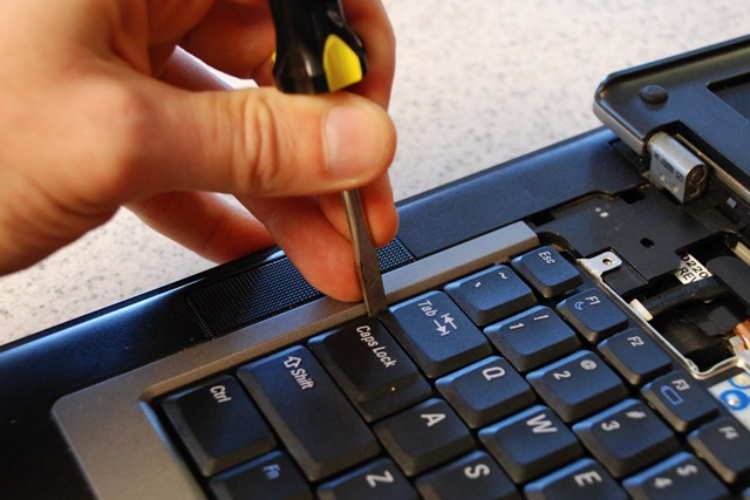Tháo bàn phím laptop HP cũ