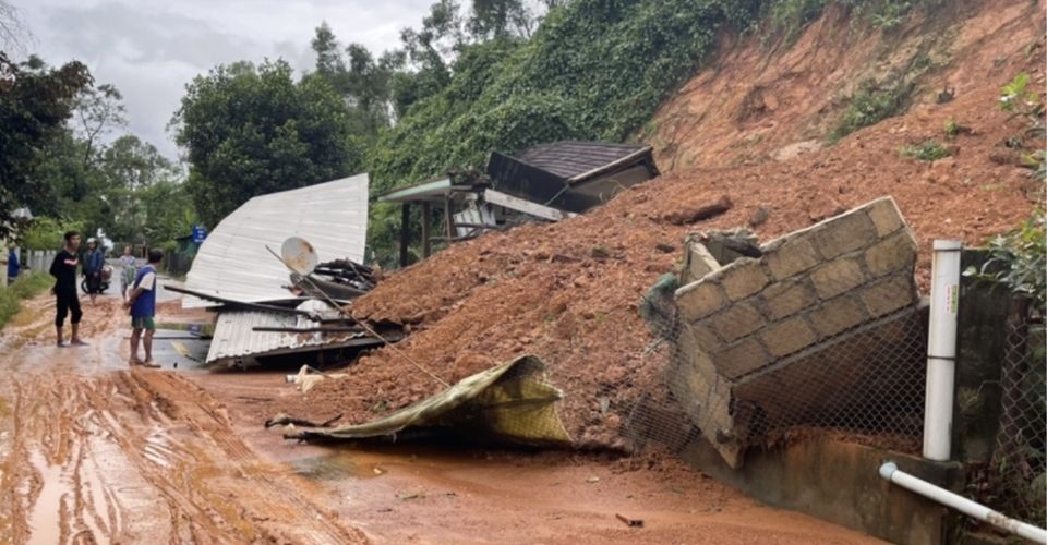 Mưa bão gây sạt lở khiến thời gian giao hàng kéo dài
