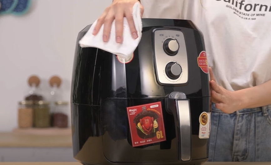 Vệ sinh nồi chiên không dầu Magic hình 2