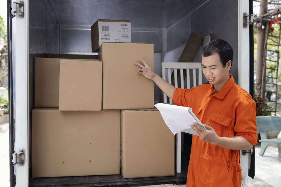 Nhân viên kho thực hiện phân loại và điều phối đơn hàng