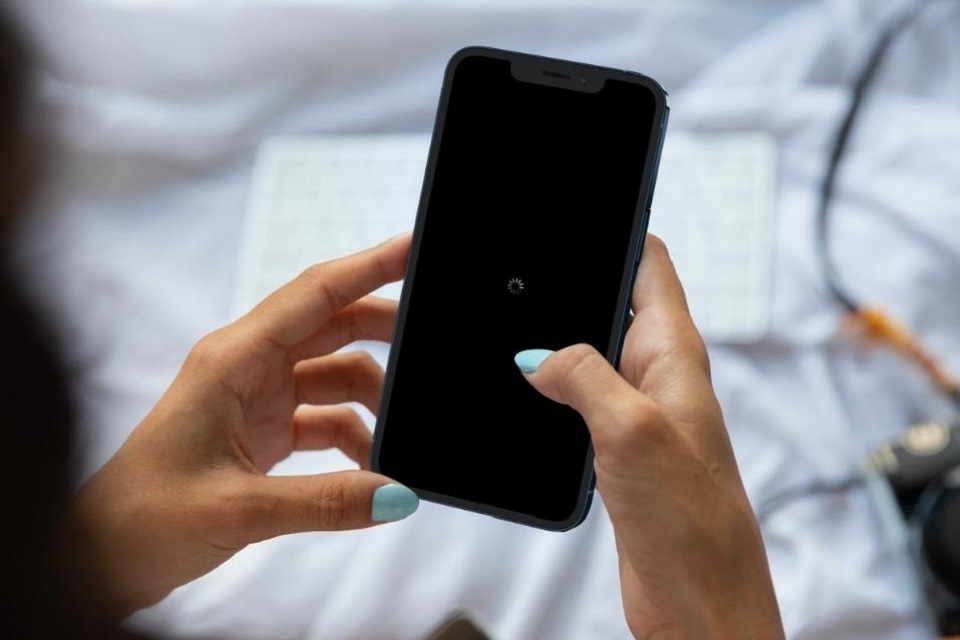 Điện thoại tự nhiên tắt nguồn mở không lên 9