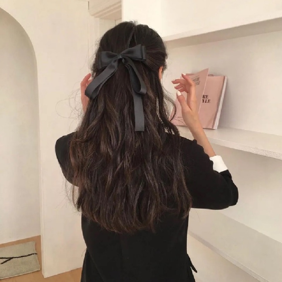 Buộc tóc nửa đầu xoăn sóng nước