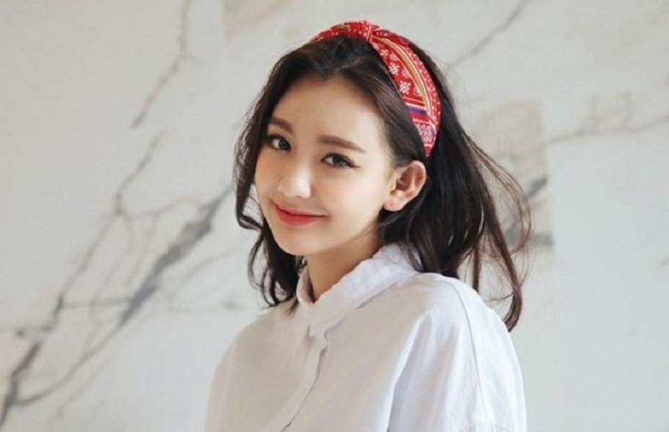 Buộc tóc nửa đầu vấn băng đô