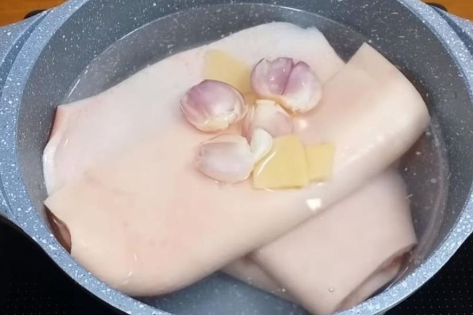 Sơ chế da heo