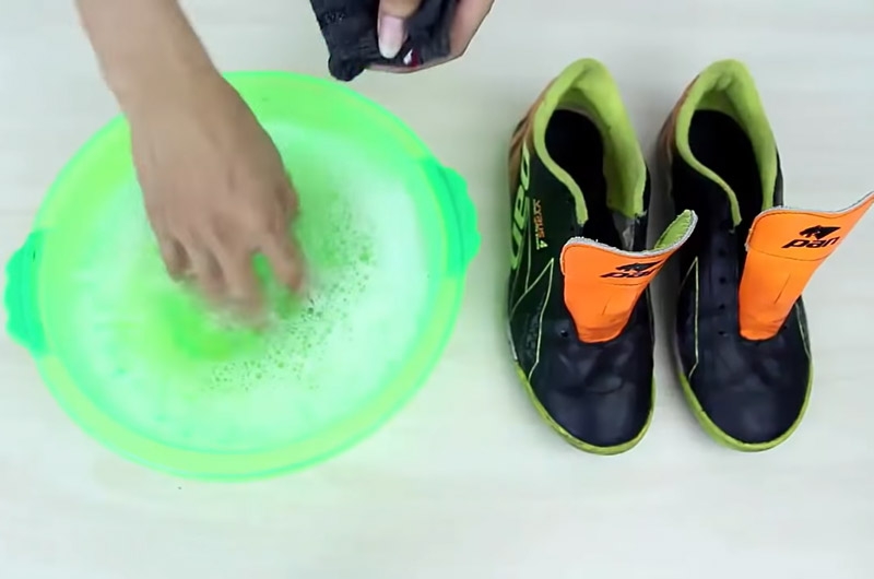 Giày đá bóng có giặt được không 4