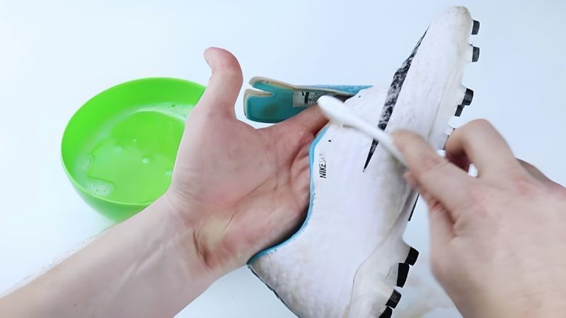 Giày đá bóng có giặt được không 6