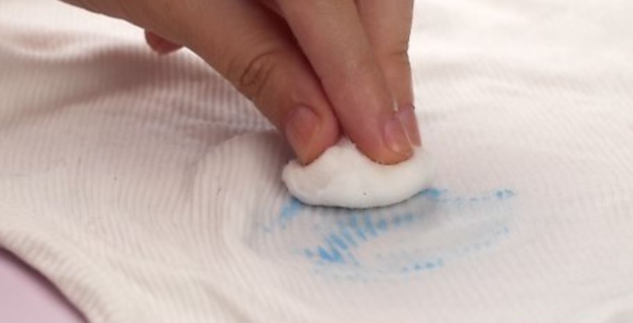 cách tẩy màu acrylic trên quần áo 2