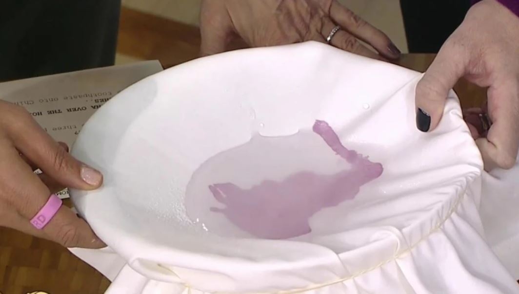 cách tẩy màu acrylic trên quần áo 5