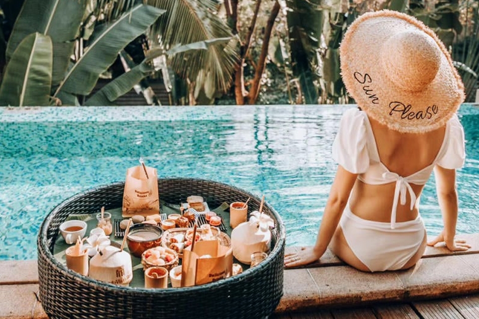 Shoot ảnh tạo dáng bên bể bơi với bữa sáng nhẹ nhàng.