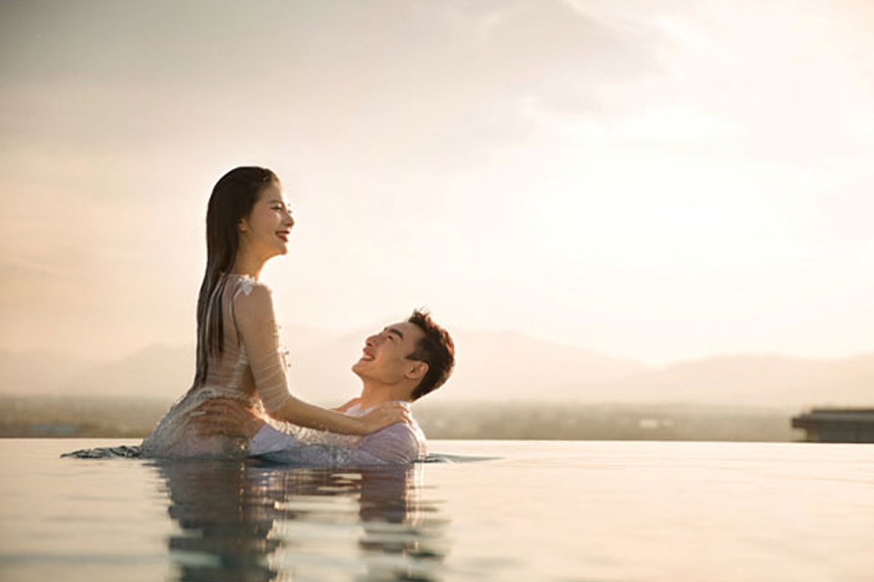 Đừng ngần ngại thể hiện tình cảm đối với người yêu khi tạo dáng chụp ảnh ở bể bơi.