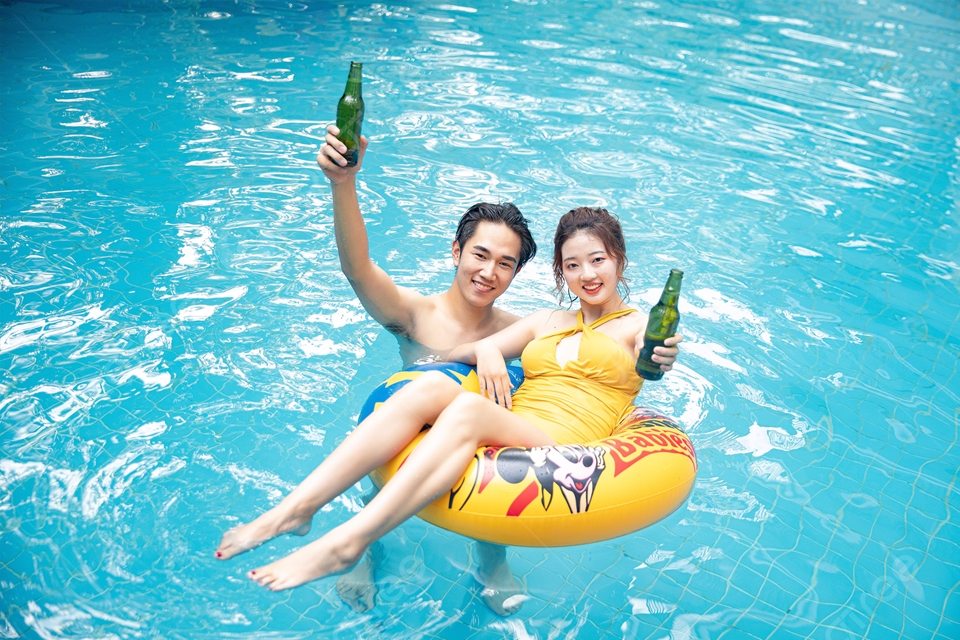 Tạo dáng chụp ảnh ở bể bơi cùng người yêu.
