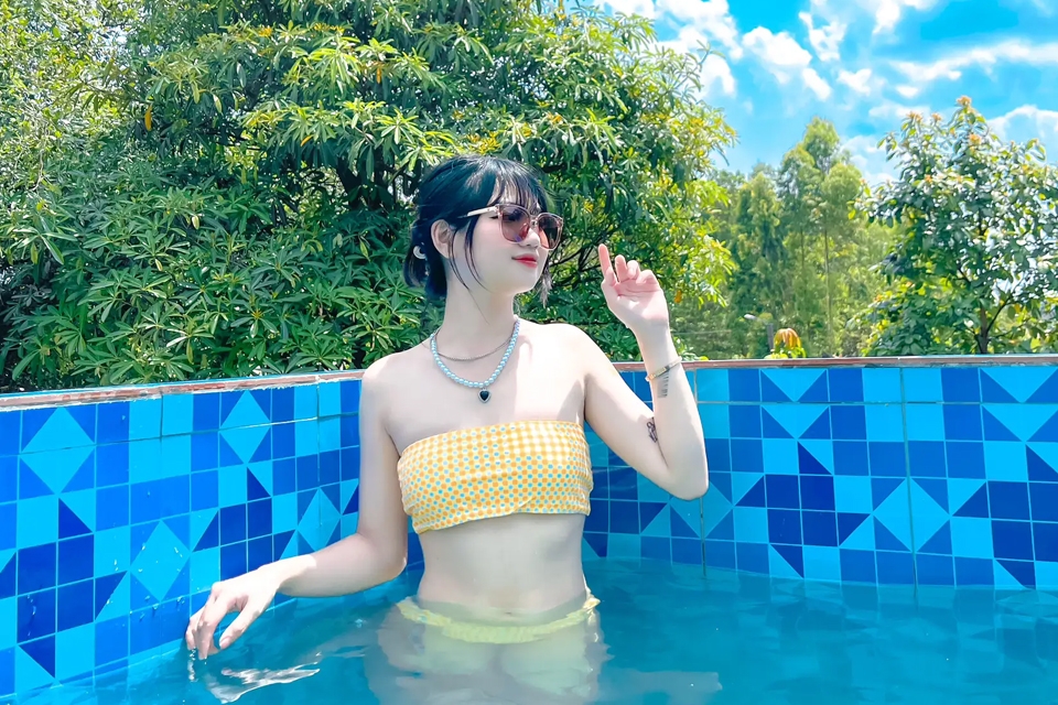 Tận dụng không gian để tạo dáng uốn lượn và bắt góc chụp để những đường cong trên cơ thể.