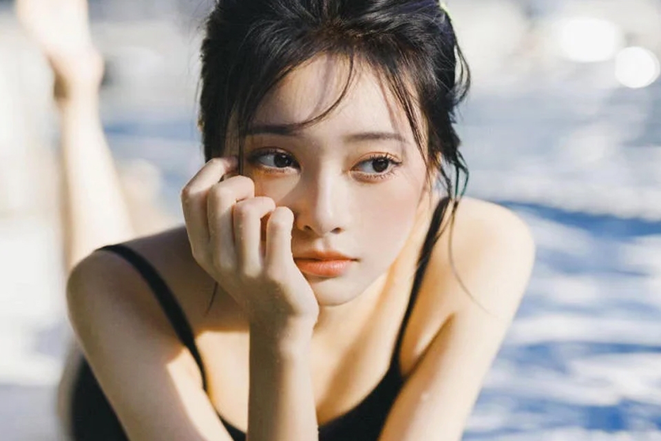 Tạo dáng hống tay vào cằm cũng đủ thu hút mọi ánh nhìn.
