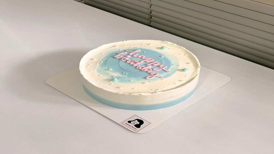 Mẫu bánh sinh nhật tặng bố đơn giản nhưng không kém phần ấn tượng.