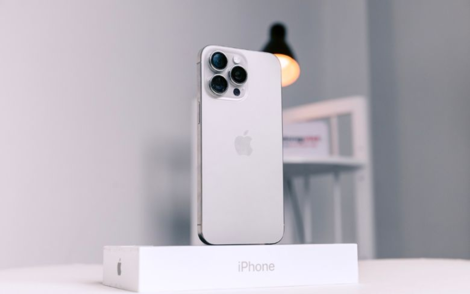 Nguồn gốc của iPhone TBH từ đâu?