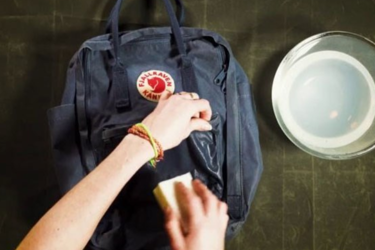 Bật mí nhanh cách giặt giày, túi vải Canvas vừa sạch, vừa bền màu mà không phải ai cũng biết tới hình 2