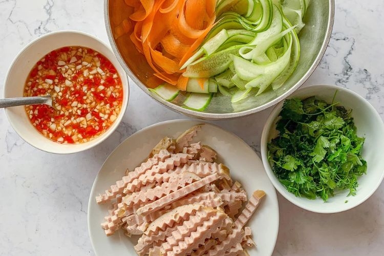 Nộm chả lụa, dưa chuột, cà rốt
