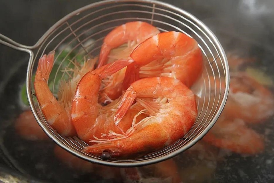 Cách làm tôm khô bằng lò vi sóng 3