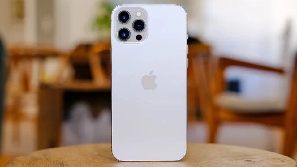 iPhone 12 Pro Max giữ nguyên thiết kế camera vuông như những dòng tiền nhiệm