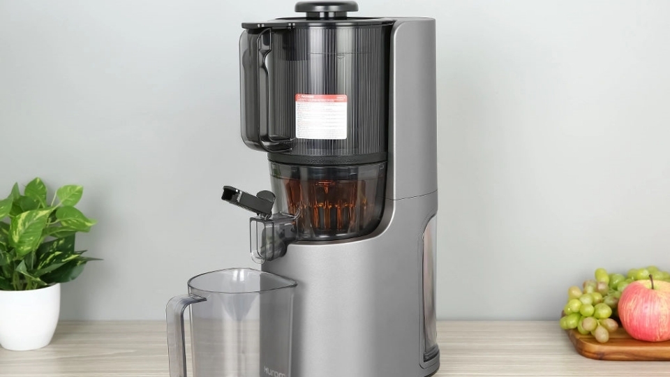 Máy ép Hurom H200-DBE hoạt động với công suất 200W cùng hai tốc độ xay