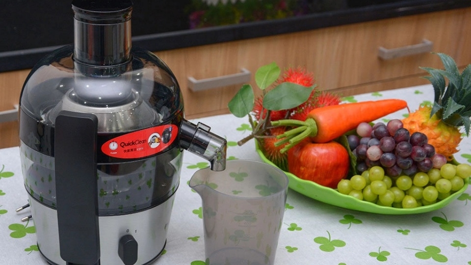 Nên mua máy ép trái cây có vòi chống nhỏ giọt cho gia đình hoặc quán kinh doanh đồ uống