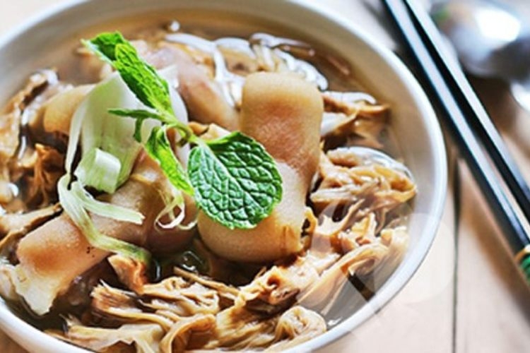 Canh móng giò heo măng khô