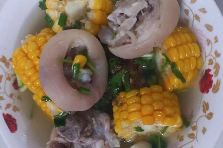 Canh giò heo hầm ngô