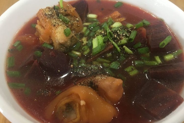 Canh giò heo hầm củ dền