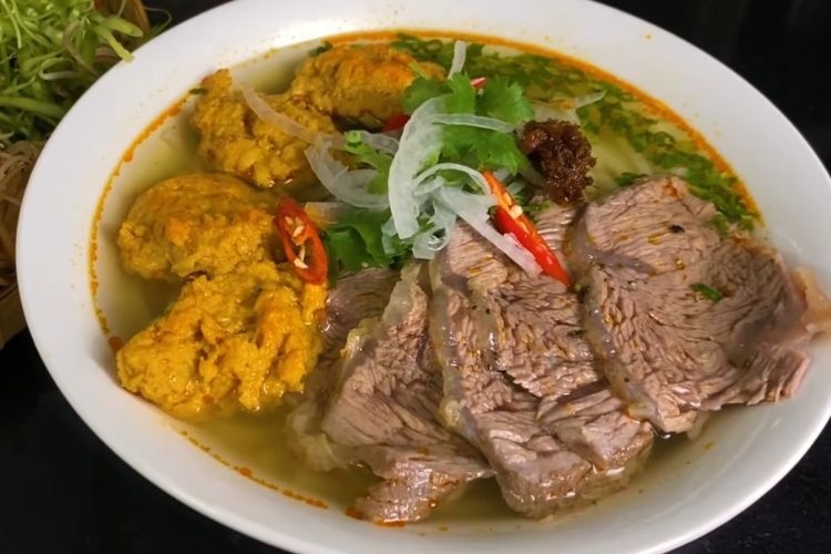 Bún bò chả cua