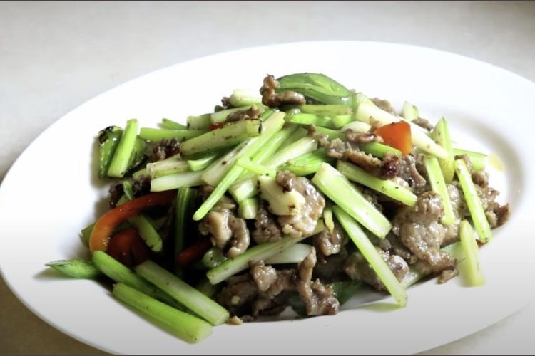 Thịt heo xào cần tây