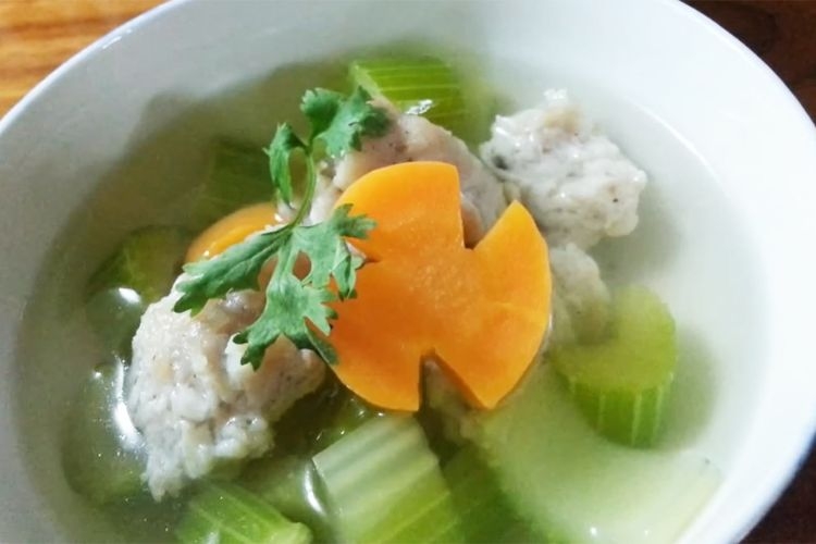 Canh cần tây cá viên
