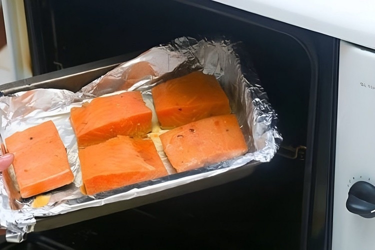 Giấy bạc có dùng được trong lò vi sóng? Các chất liệu an toàn để thay thế giấy bạc khi dùng lò vi sóng 1