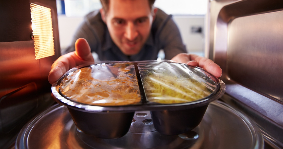 Giấy bạc có dùng được trong lò vi sóng? Các chất liệu an toàn để thay thế giấy bạc khi dùng lò vi sóng 4