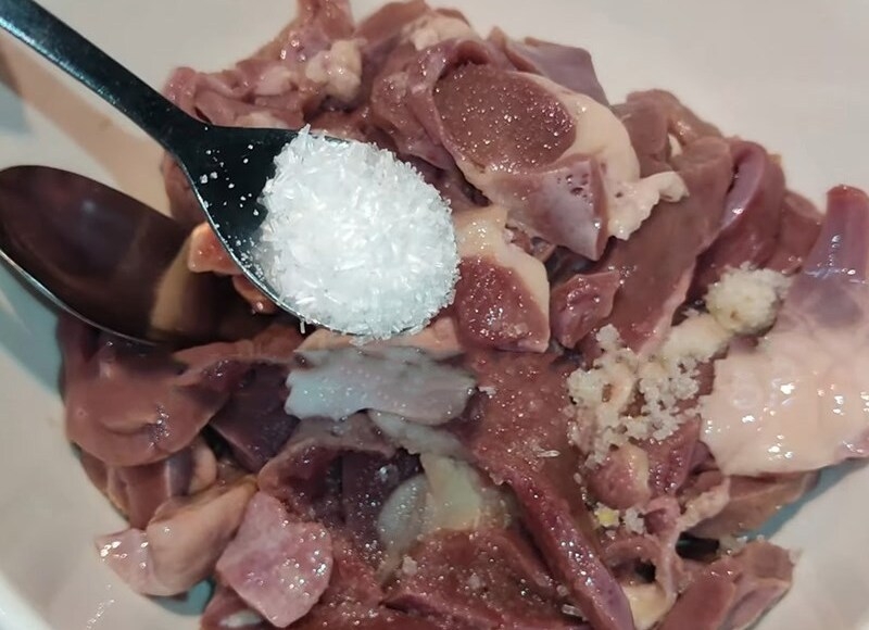 cách xào tim lợn với hành tây (ảnh 2)