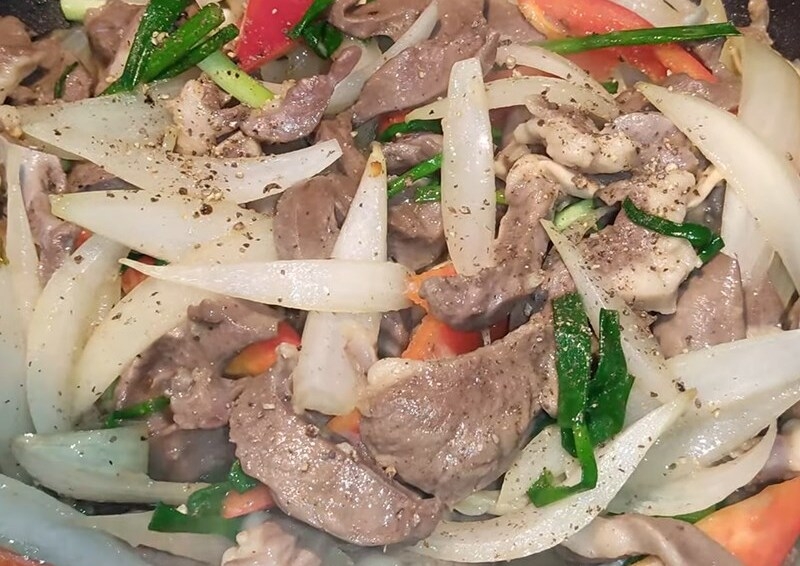 cách xào tim lợn với hành tây (ảnh 4)