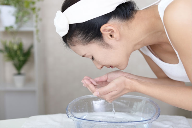 Rửa mặt bằng nước muối hình 1