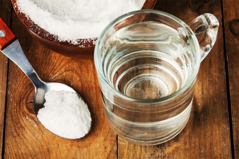 Rửa mặt bằng nước muối hình 3