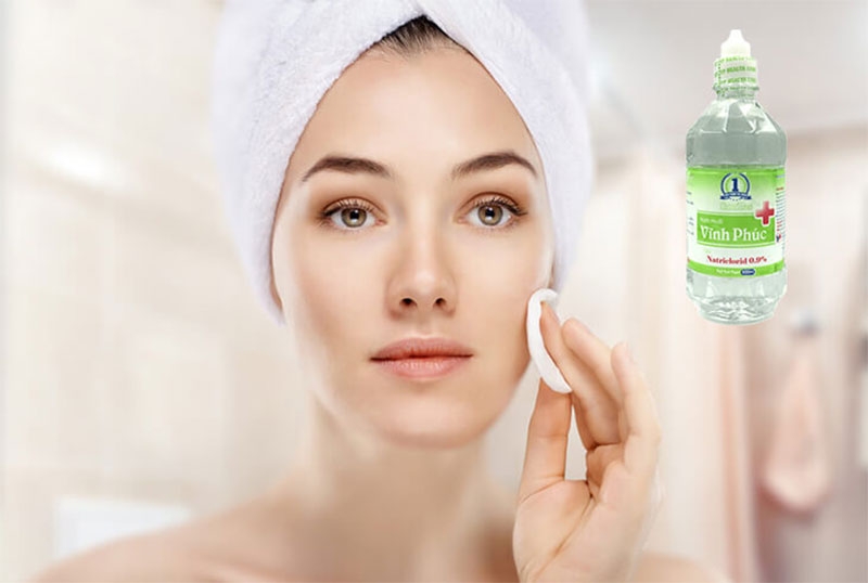 Rửa mặt bằng nước muối hình 4