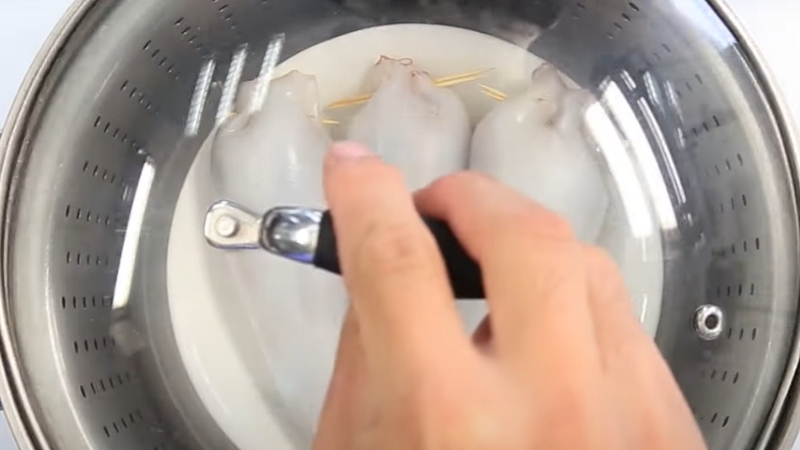 Cách chế biến mực nhồi thịt hấp bia (hình 5)