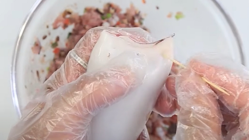 Cách chế biến mực nhồi thịt hấp bia (hình 4)