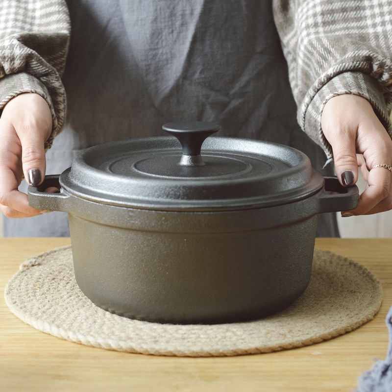 Nồi gang tráng men có gì khác với nồi gang thường? Những ưu - nhược điểm của hai loại nồi này 3