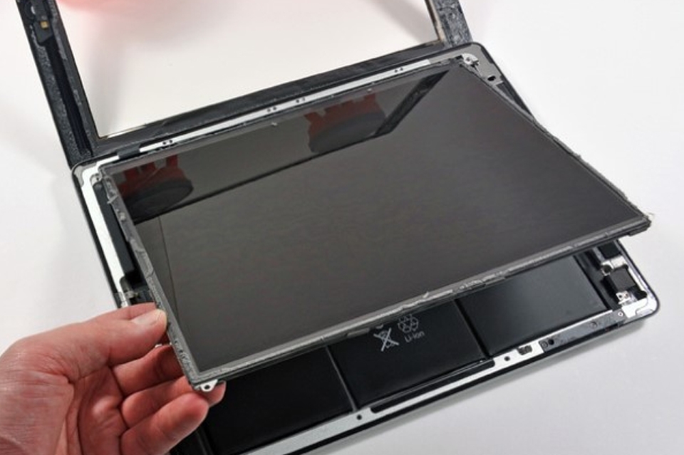 Tháo khung máy để vệ sinh màn hình iPad.