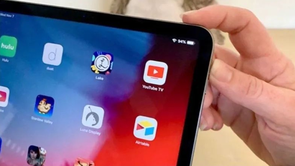 Dùng lực nhẹ từ tay gõ nhẹ góc màn hình iPad.