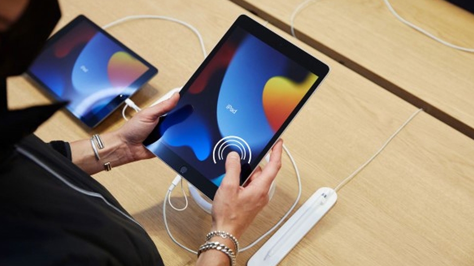 Tránh để móng tay quá dài khi dùng thiết bị iPad.