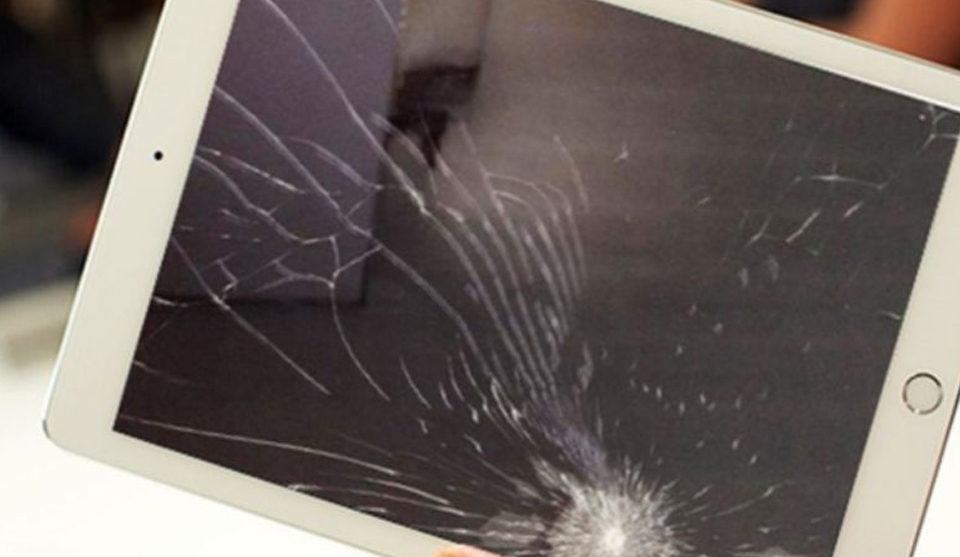 Nguyên nhân từ người dùng khiến màn hình iPad Air nhòe màu.