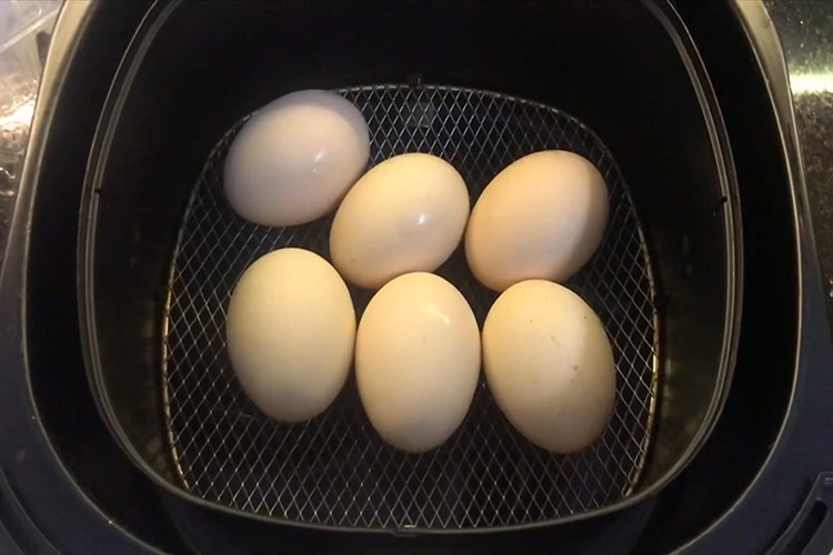 Mẹo luộc trứng bằng nồi chiên không dầu đơn giản, tiết kiệm thời gian tối đa - Hình 4