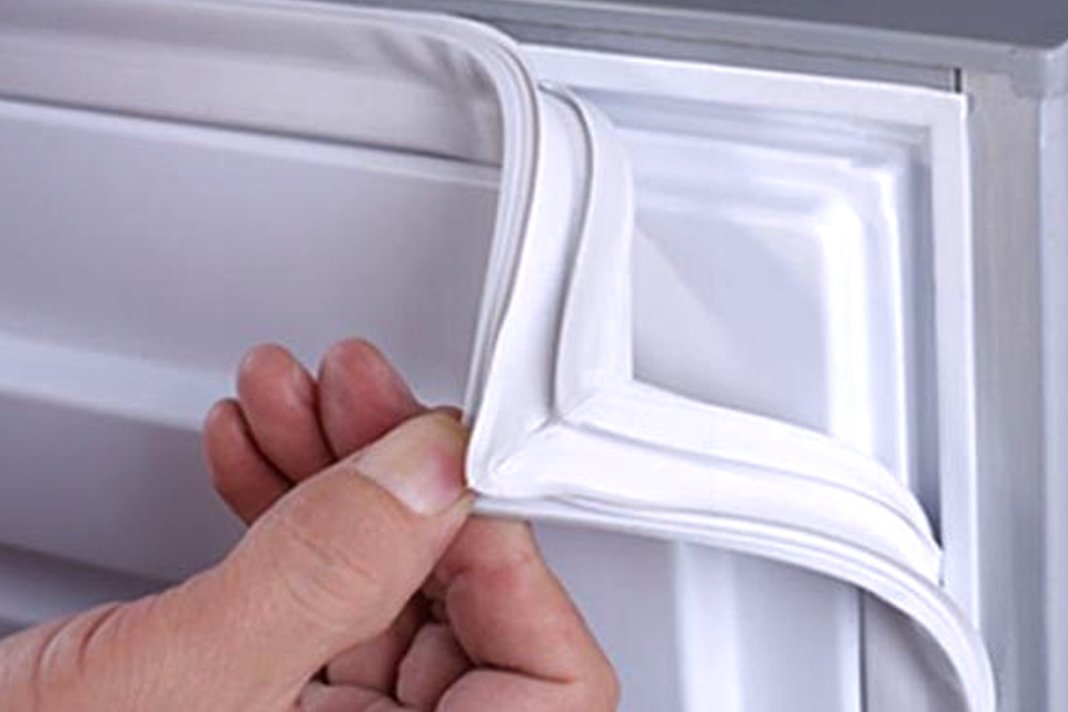 Ron tủ lạnh bị hỏng ảnh hưởng đến hiệu quả làm lạnh và bảo quản thực phẩm.