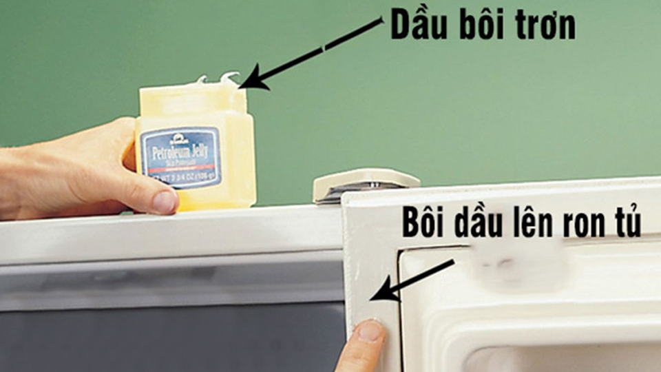Dùng dầu trơn bôi lên ron tủ lạnh.